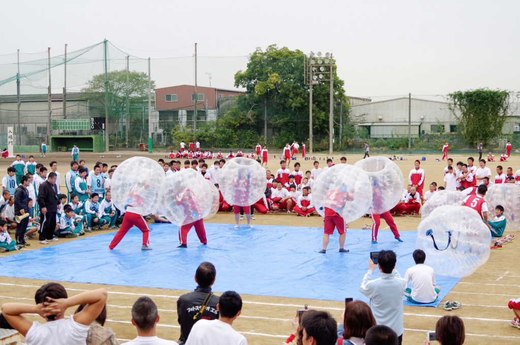 バブル相撲を楽しむ高校生と観客