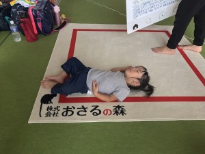 寝る子供